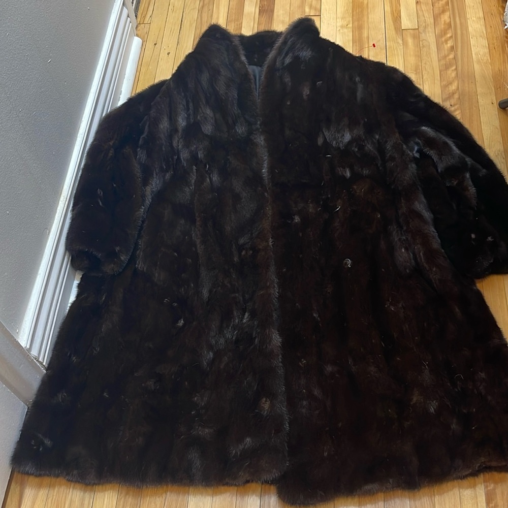 Dark brown ranch MINK  coat 3-4 length.  Stunning. Vintage.  Medium